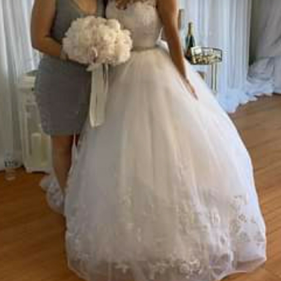Wedding dress - Picture 1 of 8